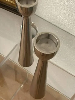 Paire de bougeoirs en aluminium poli