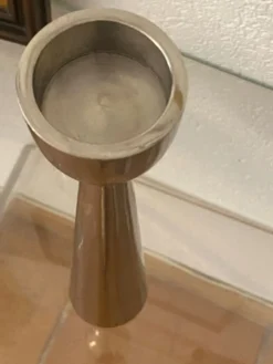 Paire de bougeoirs en aluminium poli