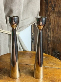 Paire de bougeoirs en aluminium poli