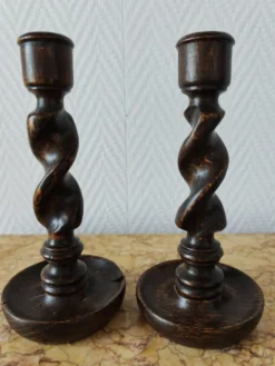 Paire de bougeoirs en bois torsadé ( Barley twist)