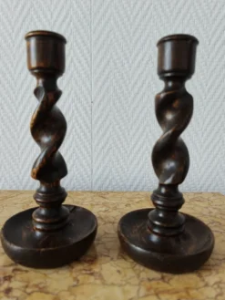 Paire de bougeoirs en bois torsadé ( Barley twist)