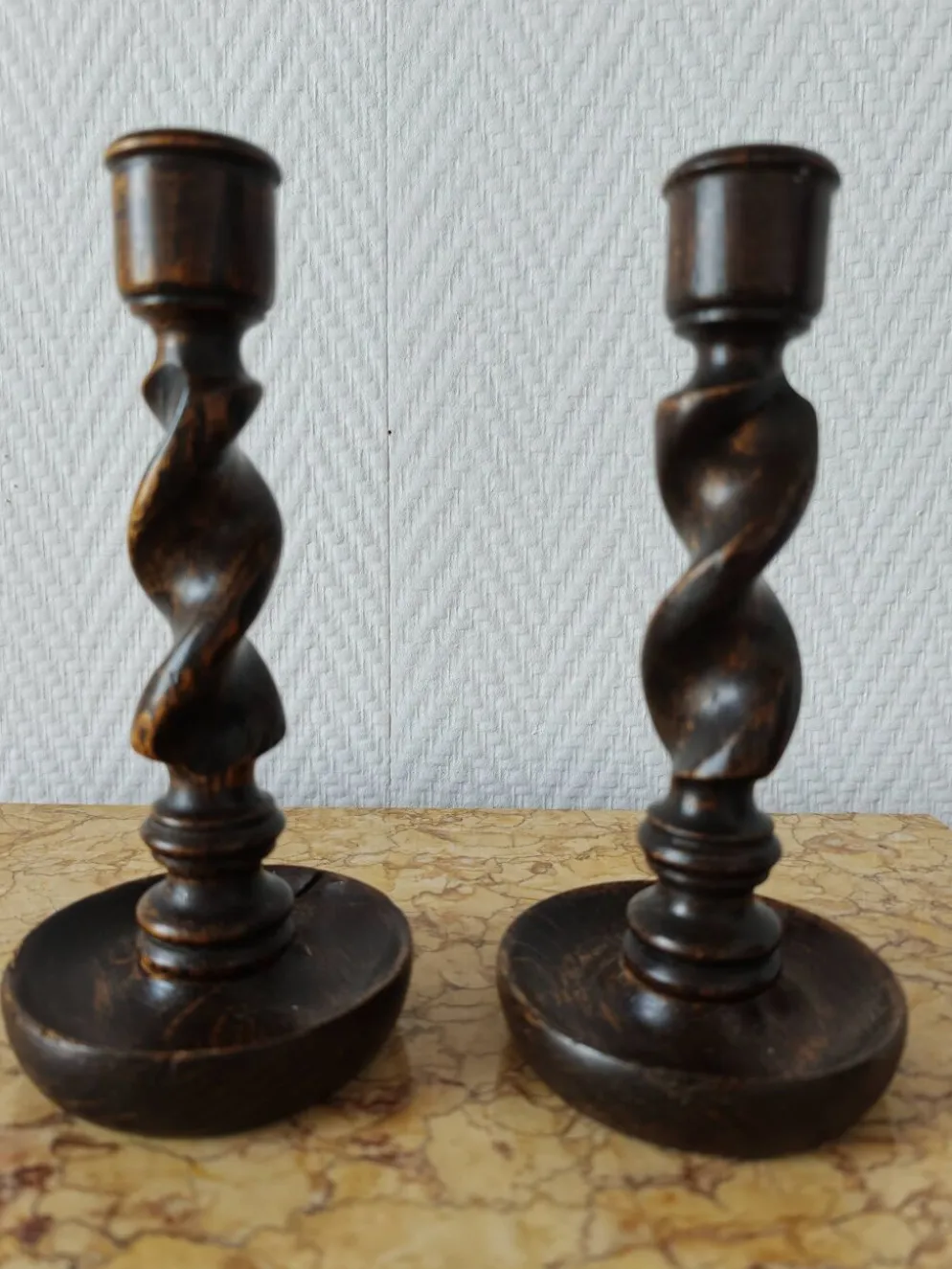 Paire de bougeoirs en bois torsadé ( Barley twist)