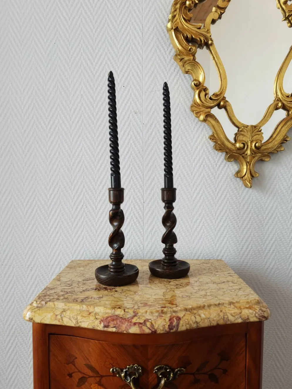 Paire de bougeoirs en bois torsadé ( Barley twist)