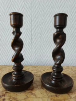 Paire de bougeoirs en bois torsadé ( Barley twist)