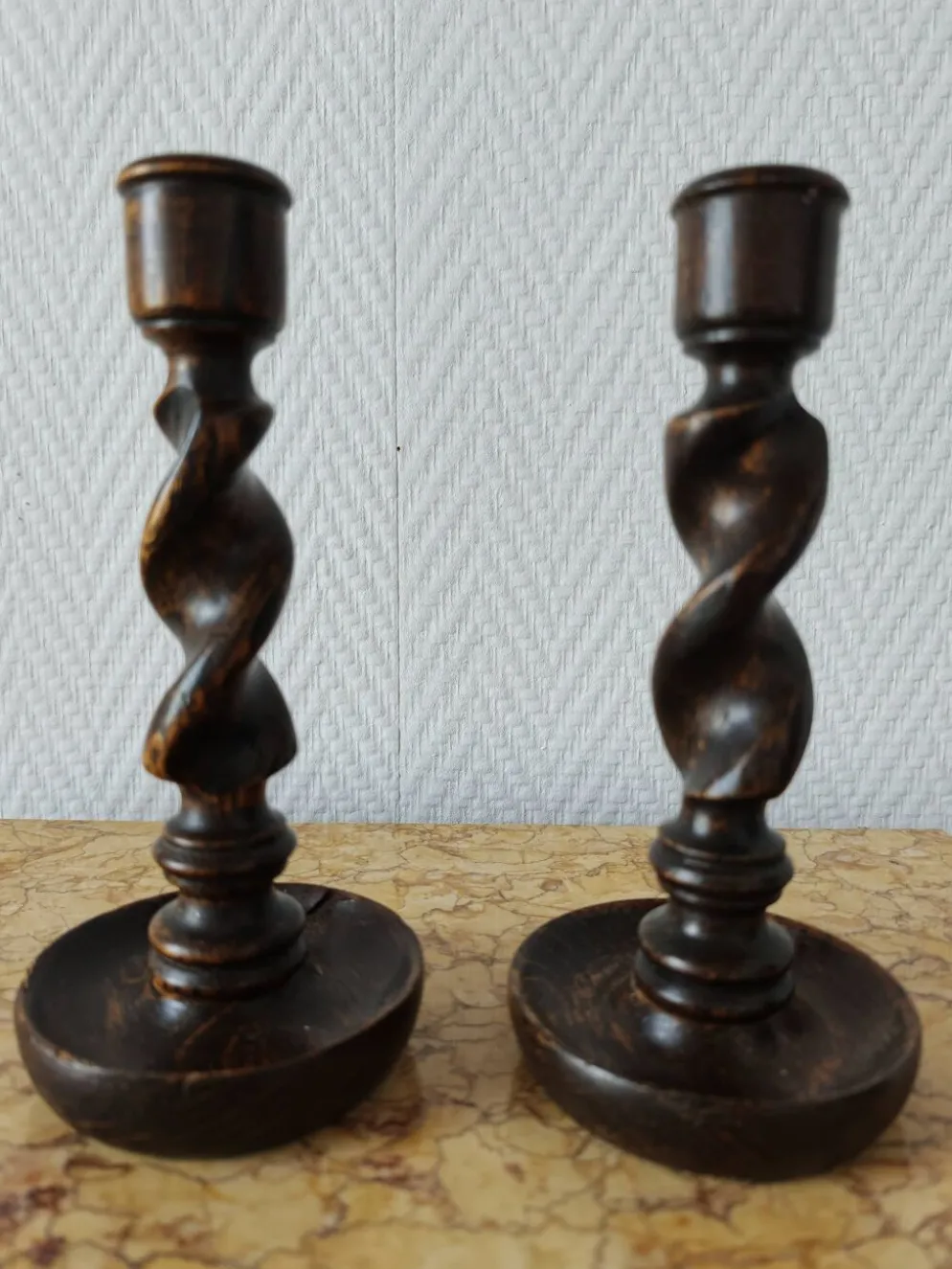 Paire de bougeoirs en bois torsadé ( Barley twist)