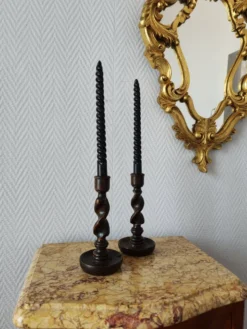 Paire de bougeoirs en bois torsadé ( Barley twist)