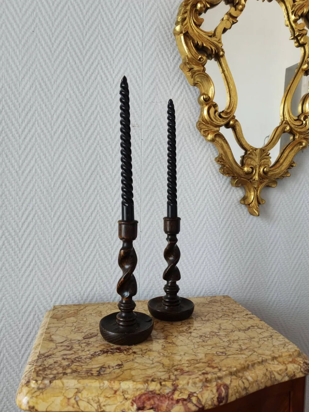 Paire de bougeoirs en bois torsadé ( Barley twist)