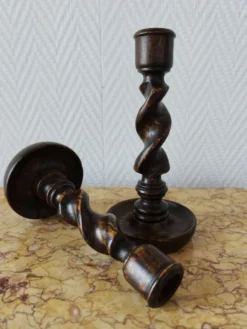 Paire de bougeoirs en bois torsadé ( Barley twist)