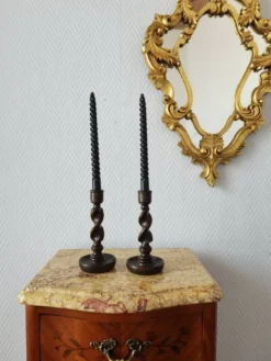 Paire de bougeoirs en bois torsadé ( Barley twist)
