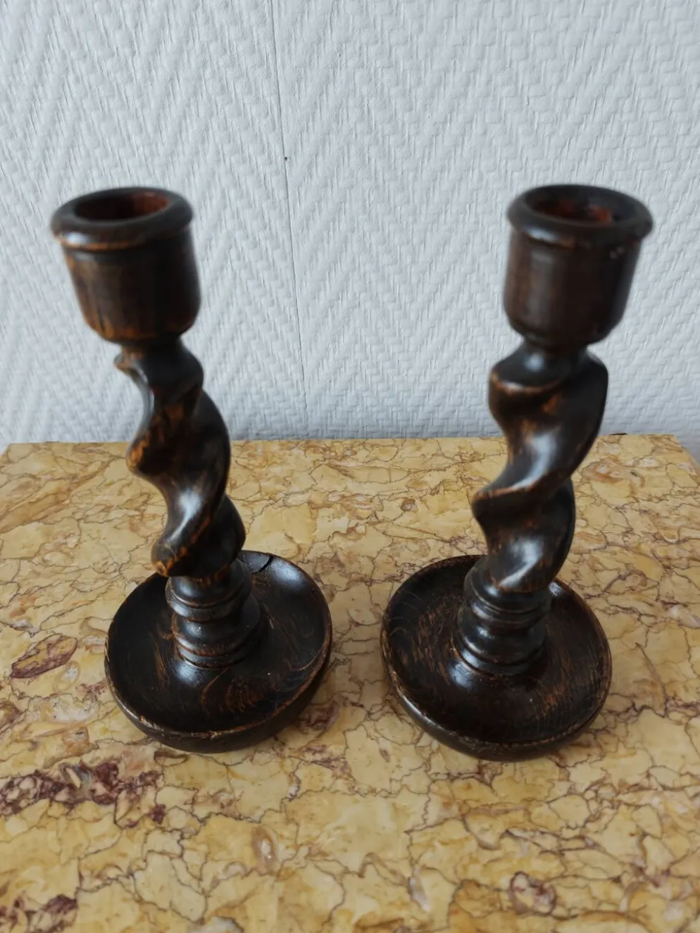 Paire de bougeoirs en bois torsadé ( Barley twist)