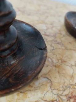 Paire de bougeoirs en bois torsadé ( Barley twist)