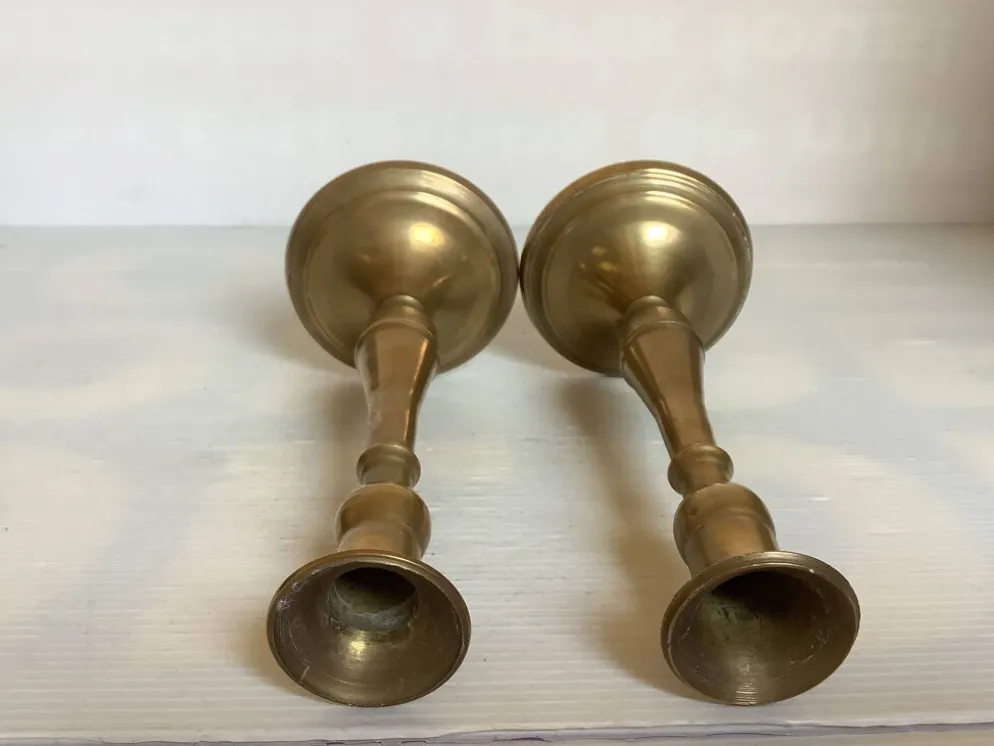 Paire de bougeoirs en laiton