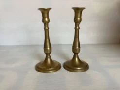 Paire de bougeoirs en laiton