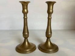 Paire de bougeoirs en laiton