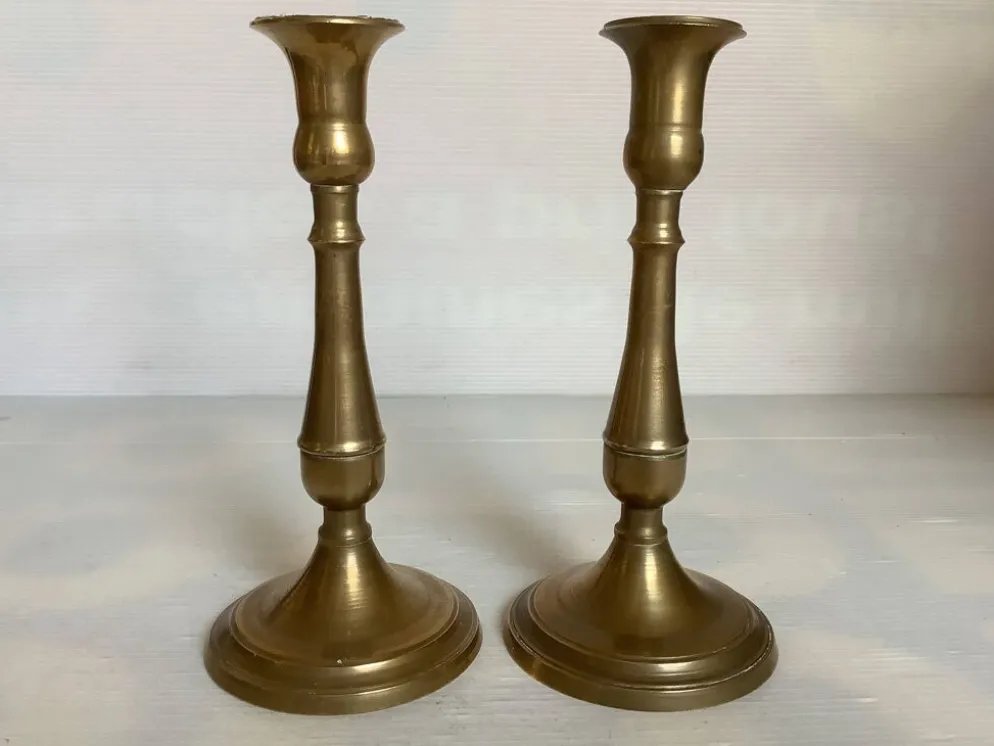 Paire de bougeoirs en laiton