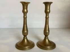 Paire de bougeoirs en laiton