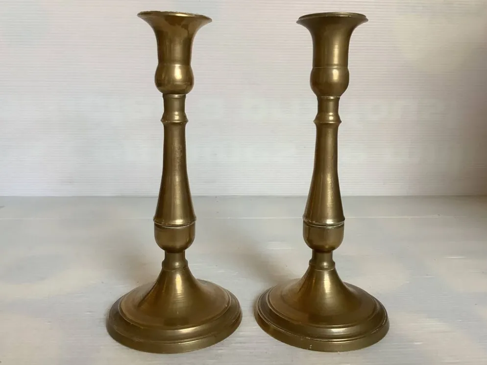 Paire de bougeoirs en laiton