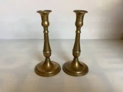 Paire de bougeoirs en laiton