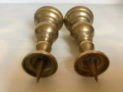 Paire de bougeoirs en laiton