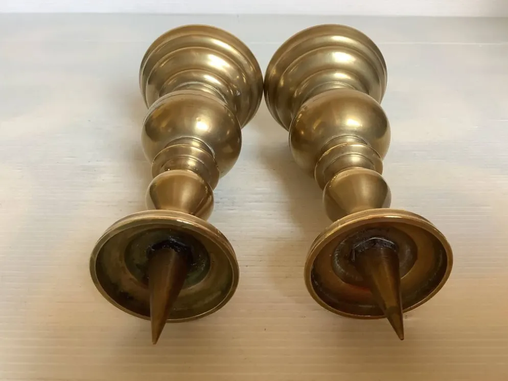 Paire de bougeoirs en laiton