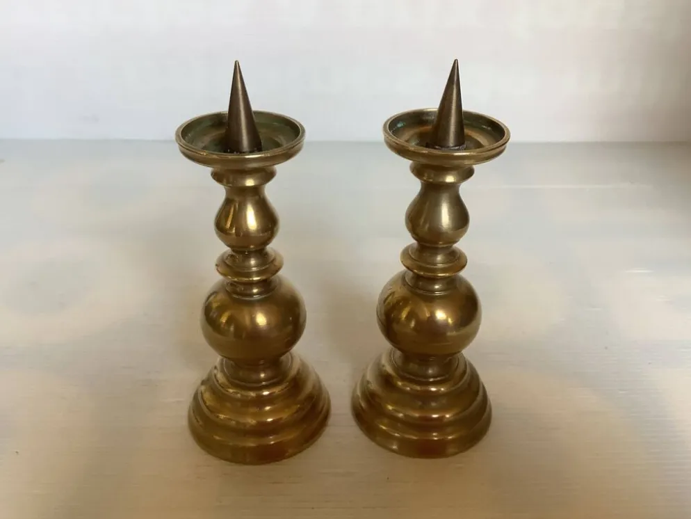 Paire de bougeoirs en laiton