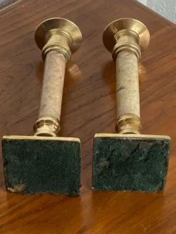 Paire de bougeoirs en laiton et pierre