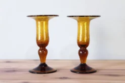 Paire de bougeoirs en verre ambré BIOT