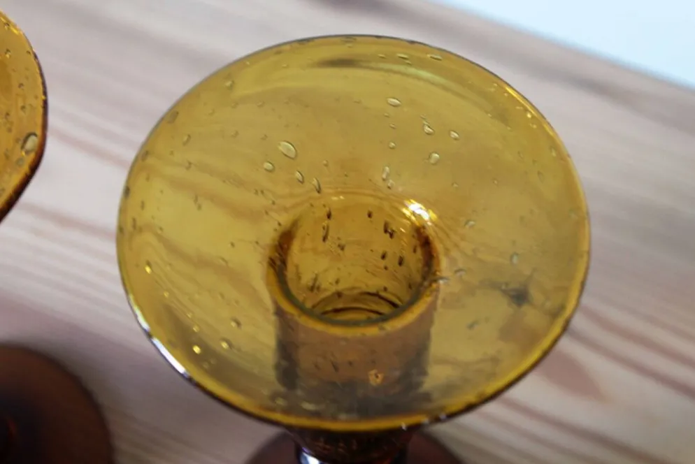 Paire de bougeoirs en verre ambré BIOT