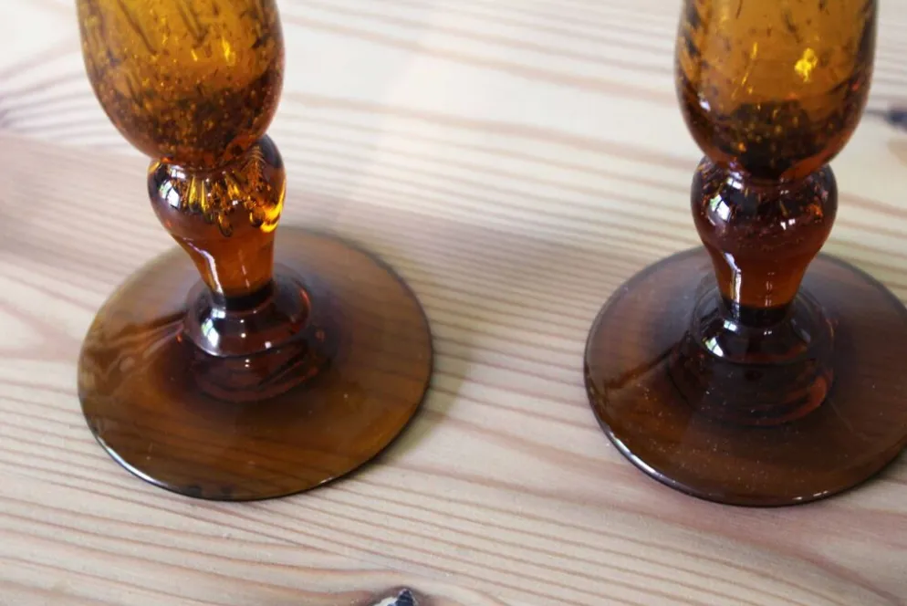 Paire de bougeoirs en verre ambré BIOT