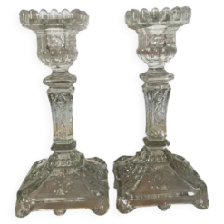 Paire de bougeoirs en verre moulé base carrée