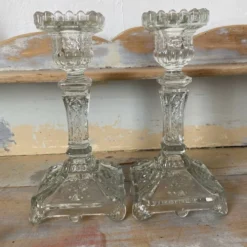 Paire de bougeoirs en verre moulé base carrée