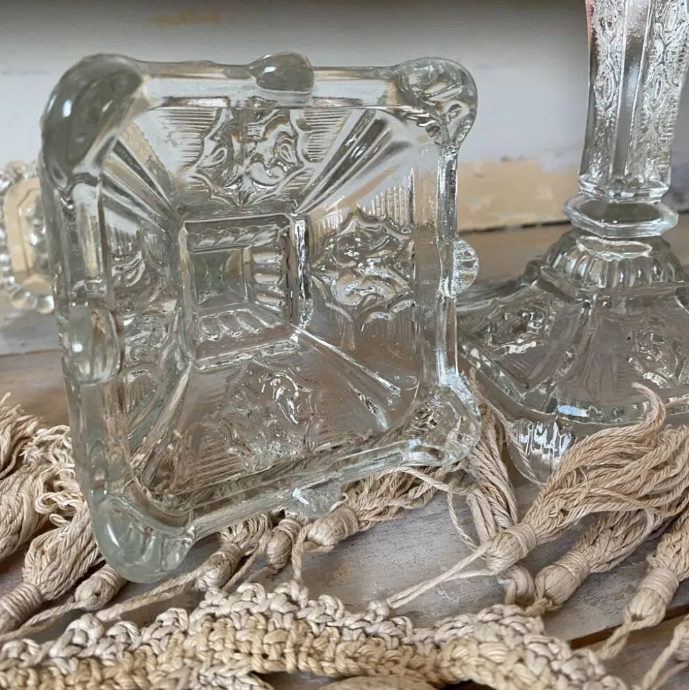 Paire de bougeoirs en verre moulé base carrée