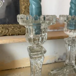 Paire de bougeoirs en verre moulé base carrée
