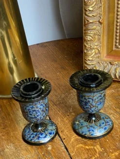 Paire de bougeoirs Kashmiri, papier mâché laqué