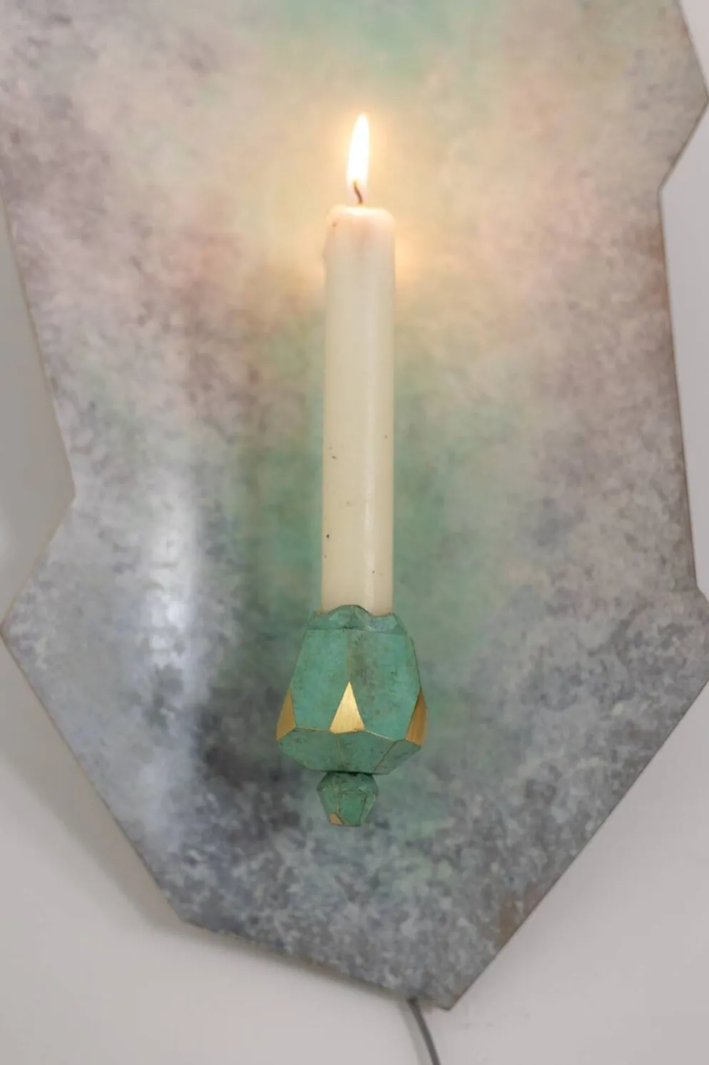Paire de bougeoirs muraux laiton et bronze. Travail contemporain d’artiste.