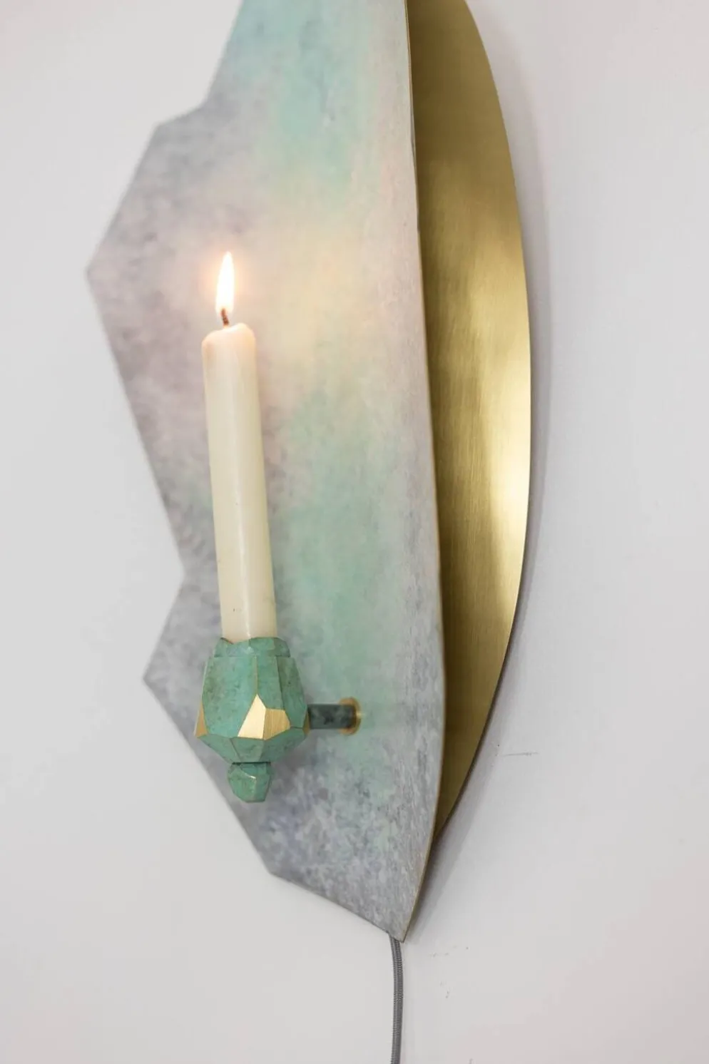 Paire de bougeoirs muraux laiton et bronze. Travail contemporain d’artiste.