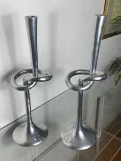 Paire de bougeoirs noeud en aluminium, Italie, 1970