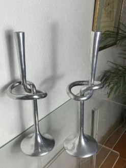 Paire de bougeoirs noeud en aluminium, Italie, 1970