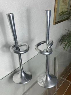 Paire de bougeoirs noeud en aluminium, Italie, 1970