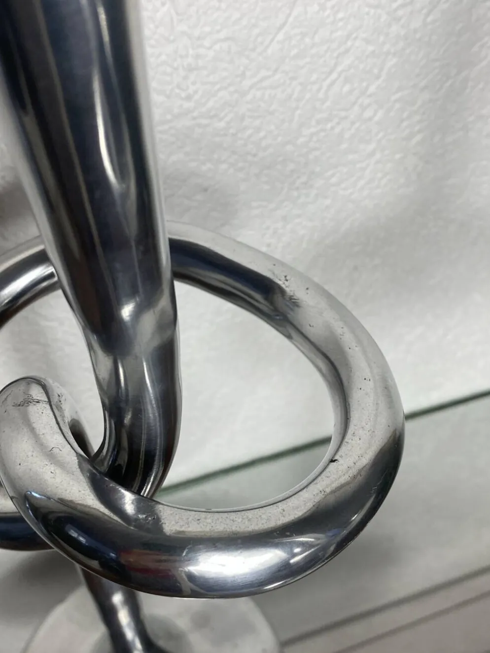 Paire de bougeoirs noeud en aluminium, Italie, 1970