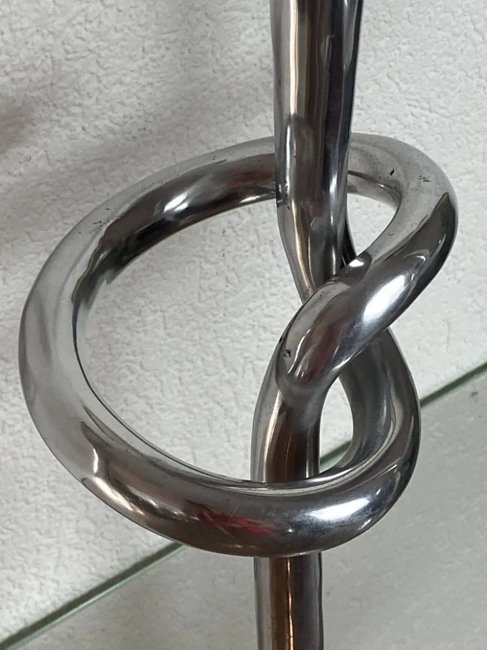 Paire de bougeoirs noeud en aluminium, Italie, 1970