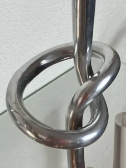 Paire de bougeoirs noeud en aluminium, Italie, 1970