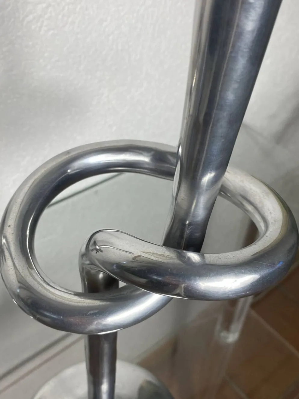 Paire de bougeoirs noeud en aluminium, Italie, 1970