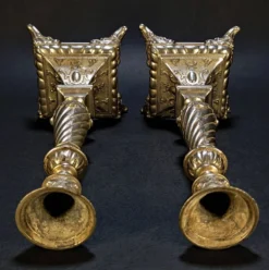 Paire de bougeoirs style Néo-Renaissance / Louis XIII