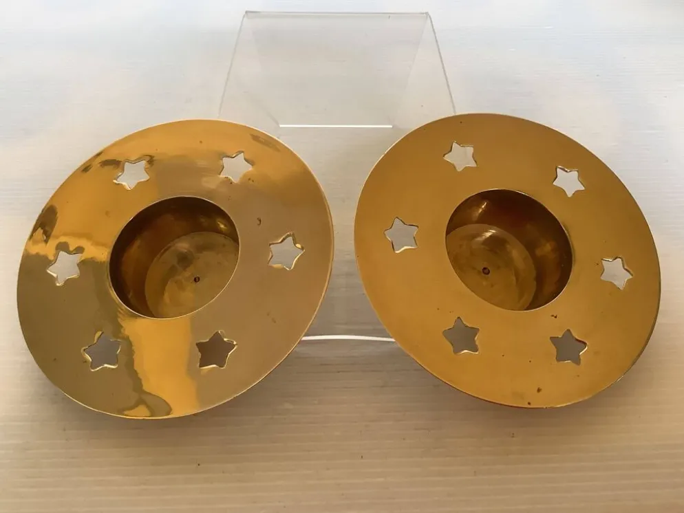 Paire de bougeoirs étoiles en laiton
