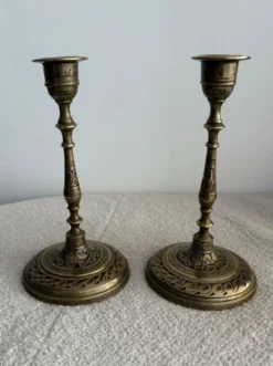 Paire de bougeoirs vintage en laiton gravé et émaillé - Inde, milieu du siècle
