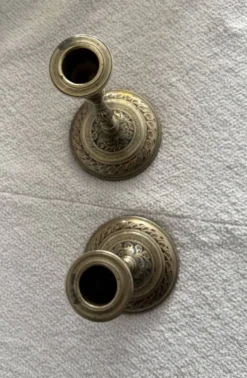 Paire de bougeoirs vintage en laiton gravé et émaillé - Inde, milieu du siècle