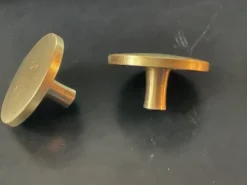 paire de boutons de poignées anciennes en laiton