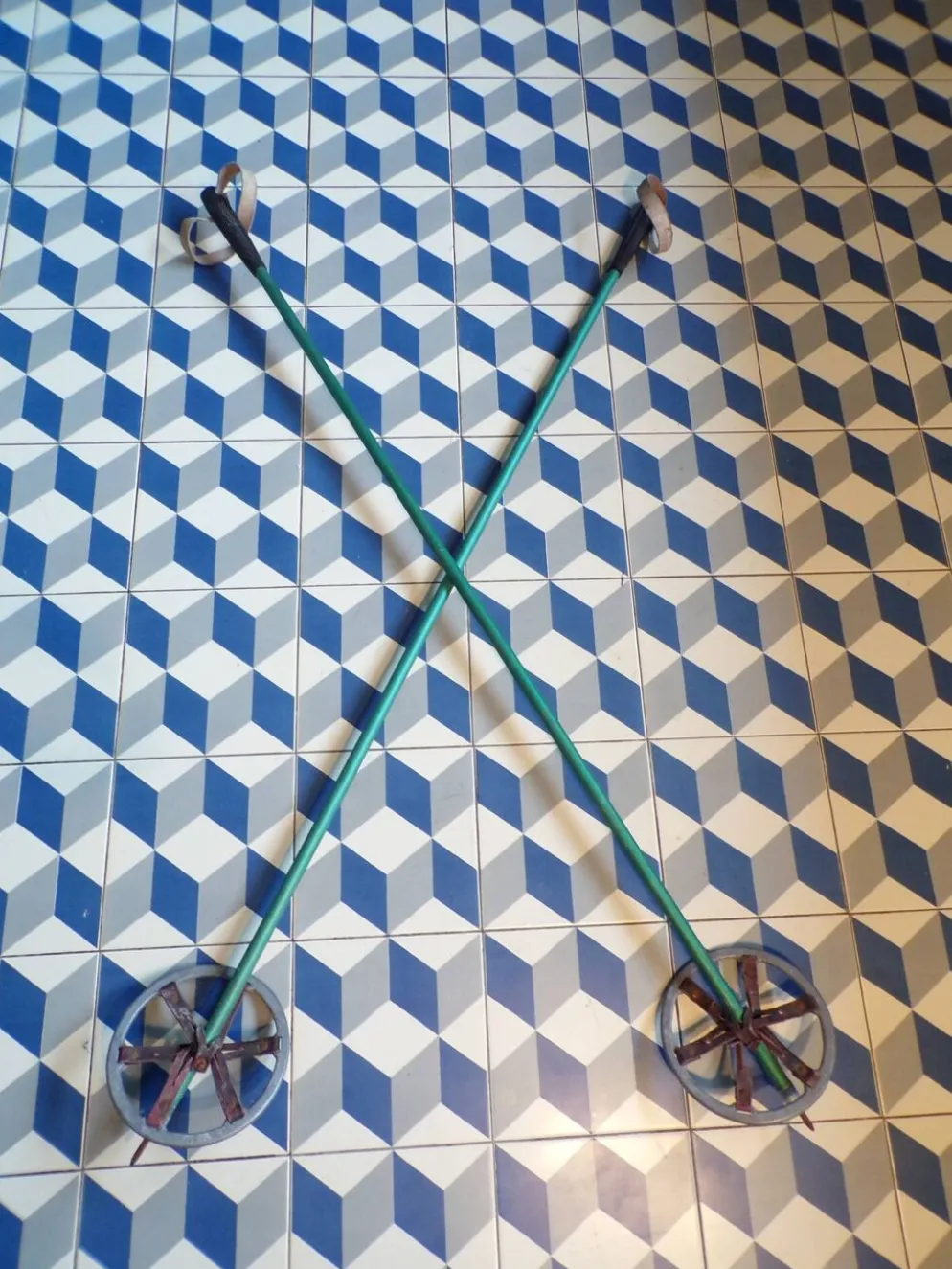 Paire de bâtons de ski anciens