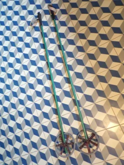 Paire de bâtons de ski anciens